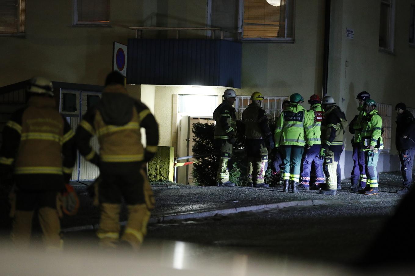 Räddningspersonal på plats i samband med en kraftig explosion i Johanneshov i södra Stockholm. Foto: Caisa Rasmussen/TT