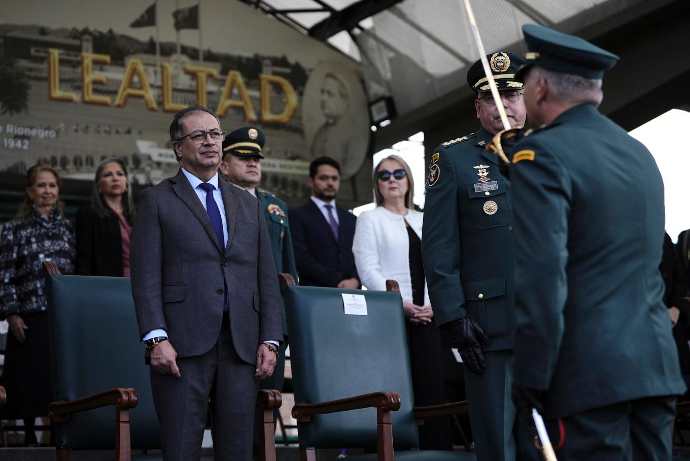 Colombias president Gustavo Petro svär in den nuvarande arméchefen Luis Emilio Cardozo i Bogotá i maj förra året. Foto: Ivan Valencia/AP/TT