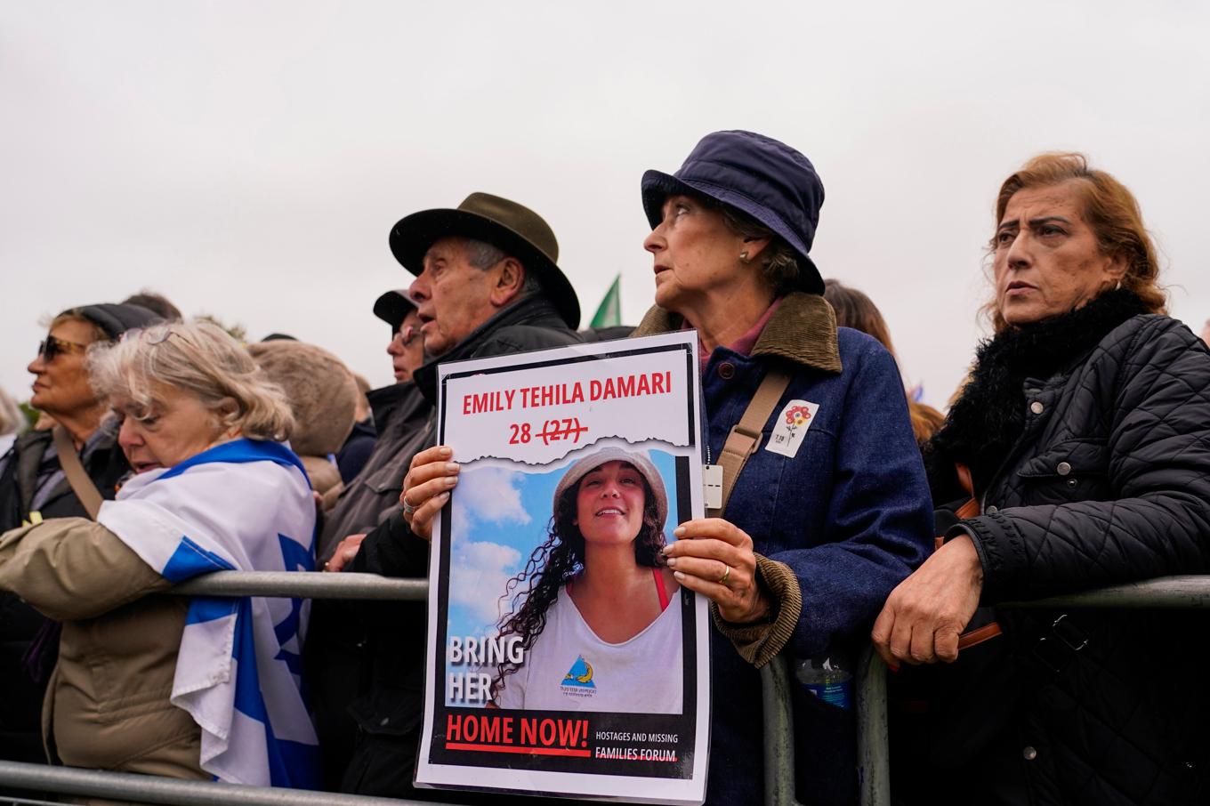 Emily Damari (på skylten) är en av de tre kvinnor ur Hamas gisslan som ska släppas redan i dag. Arkivbild. Foto: Alberto Pezzali/AP/TT