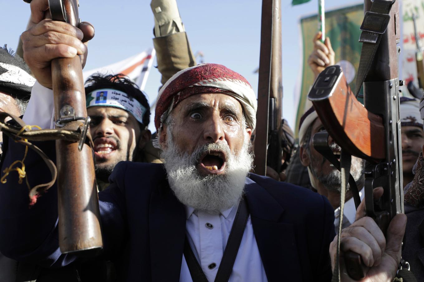 Anhängare till Hutirörelsen i Jemen under en demonstration i fredags i huvudstaden Sanaa, som kontrolleras av den Iranstödda milisen. Foto: Osamah Abdulrahman/AP/TT