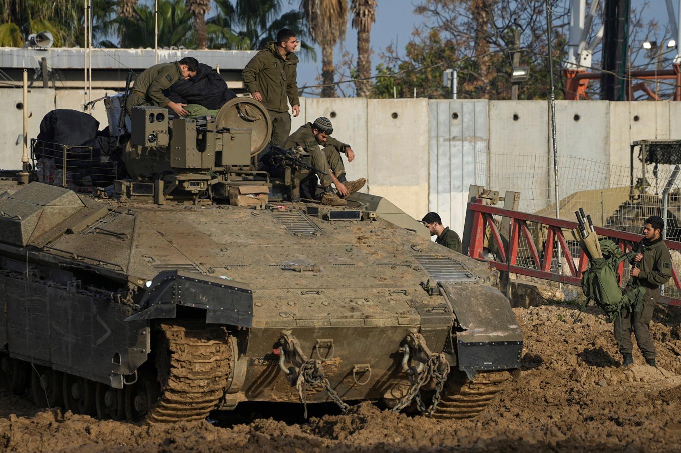 Israeliska styrkor vid gränsen mellan Gaza och södra Israel på söndagsmorgonen. Foto: Tsafrir Abayov/AP/TT