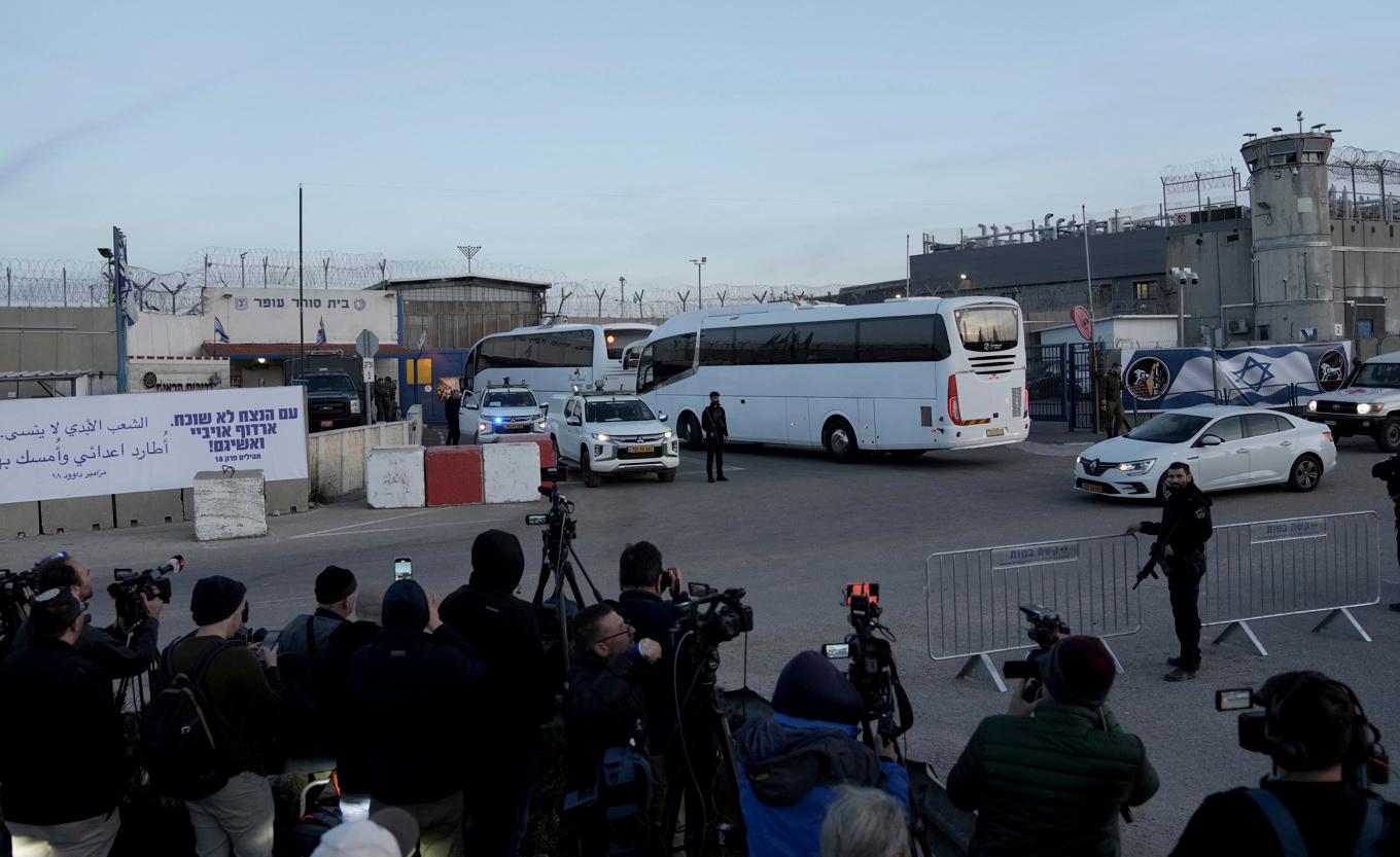 Israeliska bussar och medier utanför Ofer-fängelset i Israel i väntan på att 90 palestinska fångar släpps under söndagen. Foto: Mahmoud Illean/AP/TT