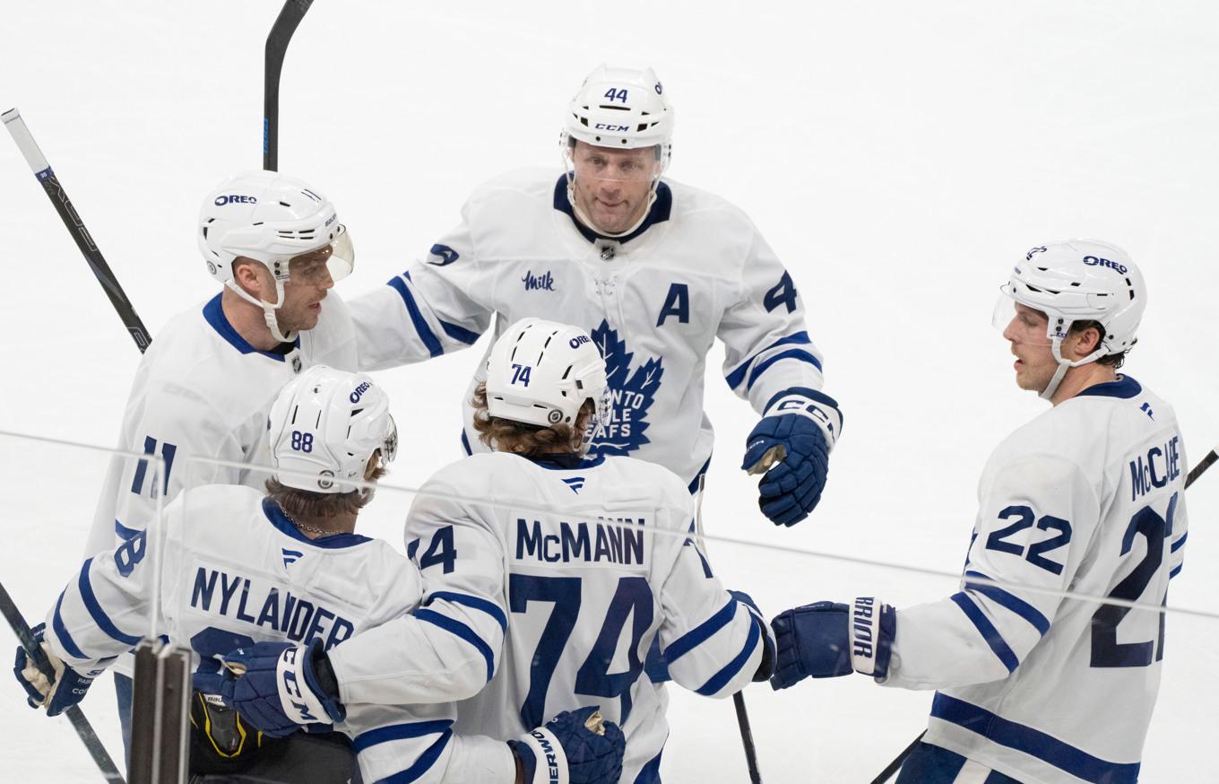 William Nylander, närmast plexiglaset, firar ett av Torontos mål i mötet med Montreal. Foto: Christinne Muschi/AP/TT