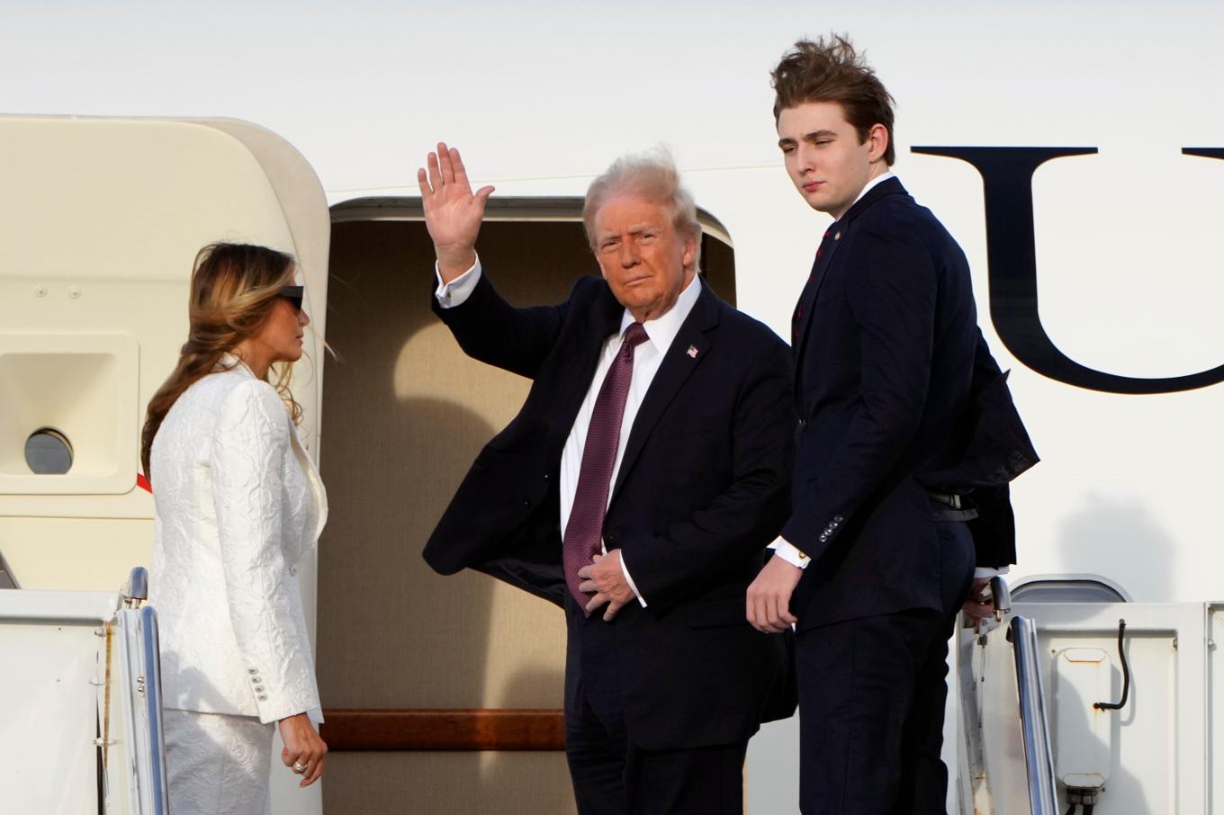 Tillträdande presidenten Donald Trump med fru Melania och son Barron klev på flyget mot Washington DC på lördagseftermiddagen. Foto: Lynne Sladky/AP/TT