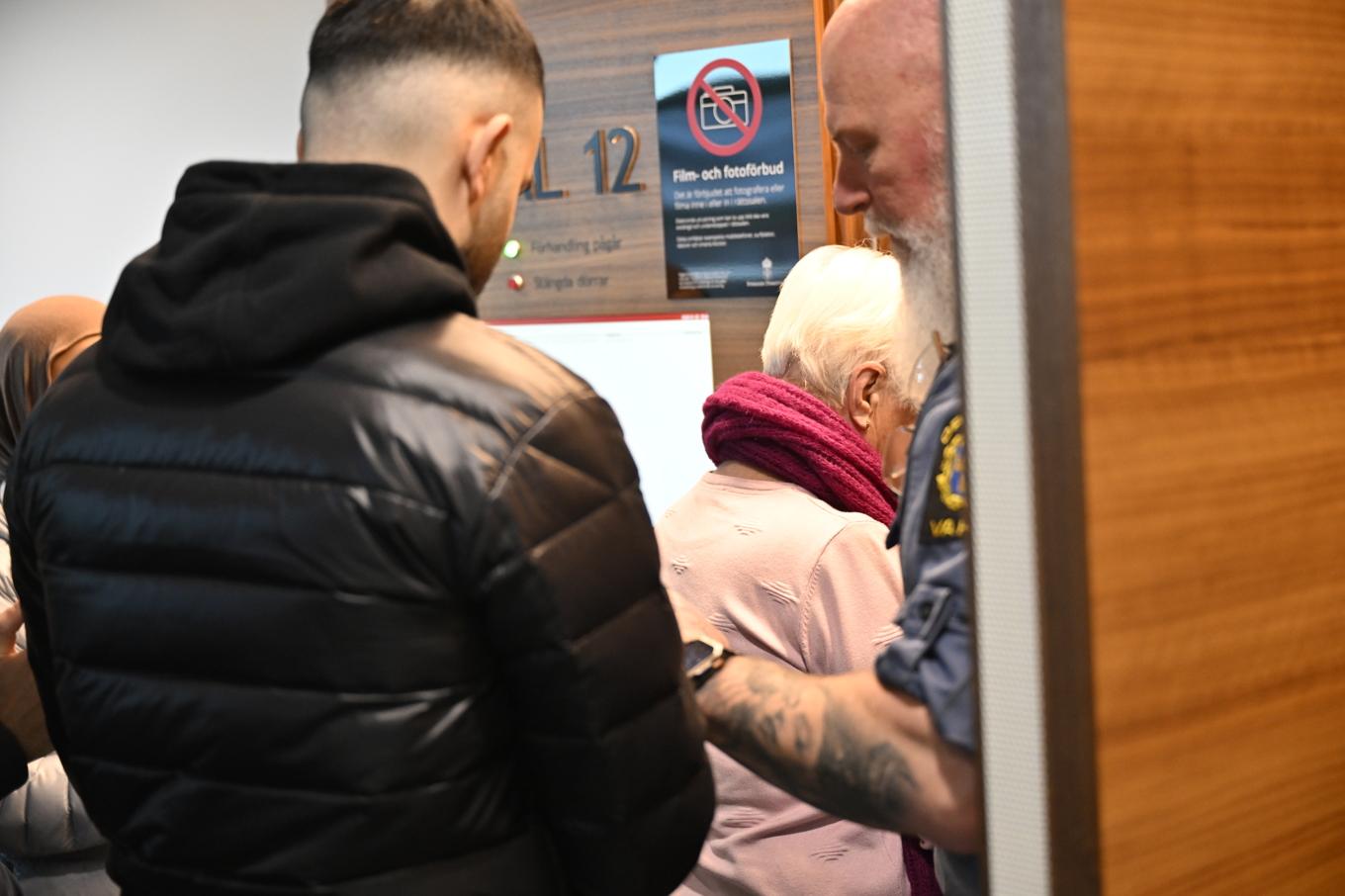 Åhörare går in i rättssalen för förhandlingen om grova bedrägeriet, som på måndagens inleds i Attunda tingsrätt i Sollentuna. Foto: Henrik Montgomery/TT