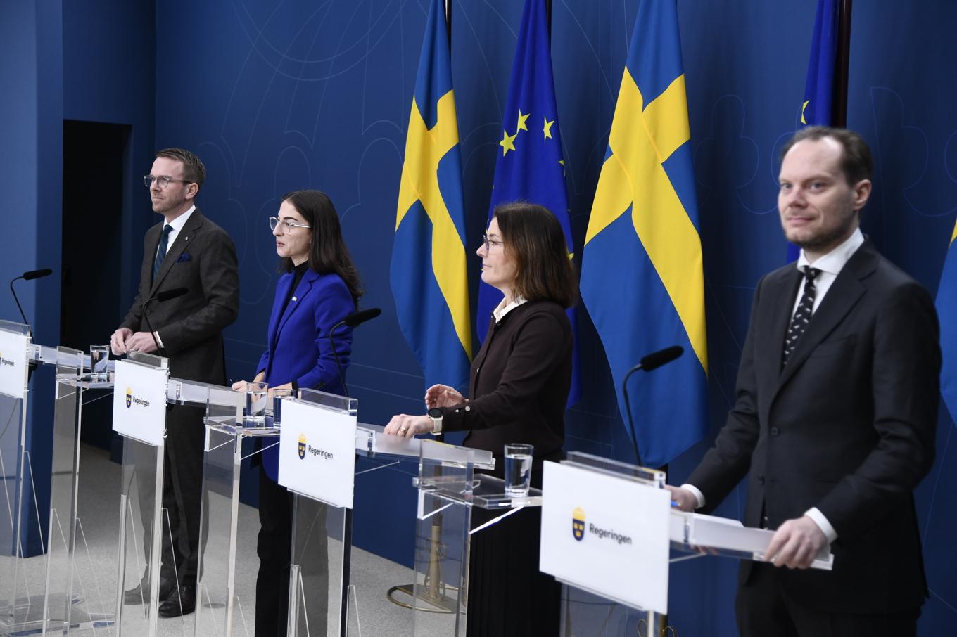 Andreas Carlson (KD), infrastruktur- och bostadsminister, Romina Pourmokhtari (L), klimat- och miljöminister, Karin Enström (M), partisekreterare, och Martin Kinnunen (SD), Sverigedemokraternas miljöpolitiska talesperson vid en pressträff på måndagen Foto: Lars Schröder/TT