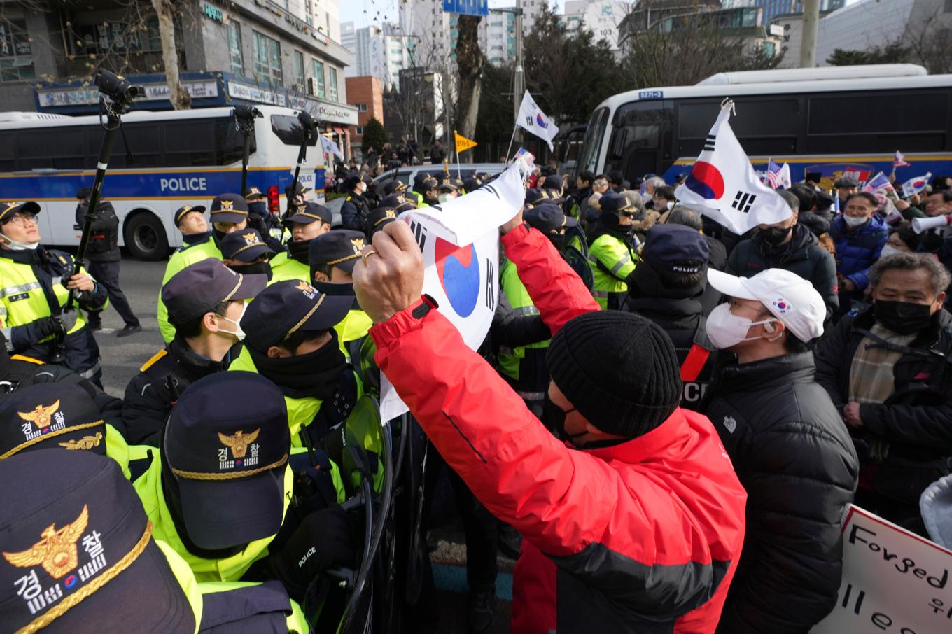 Sydkorea har kastats in i politiskt kaos med demonstrationer både till stöd för och i protest mot den nu häktade presidenten Yoon. Foto: Lee Jin-Man/AP/TT