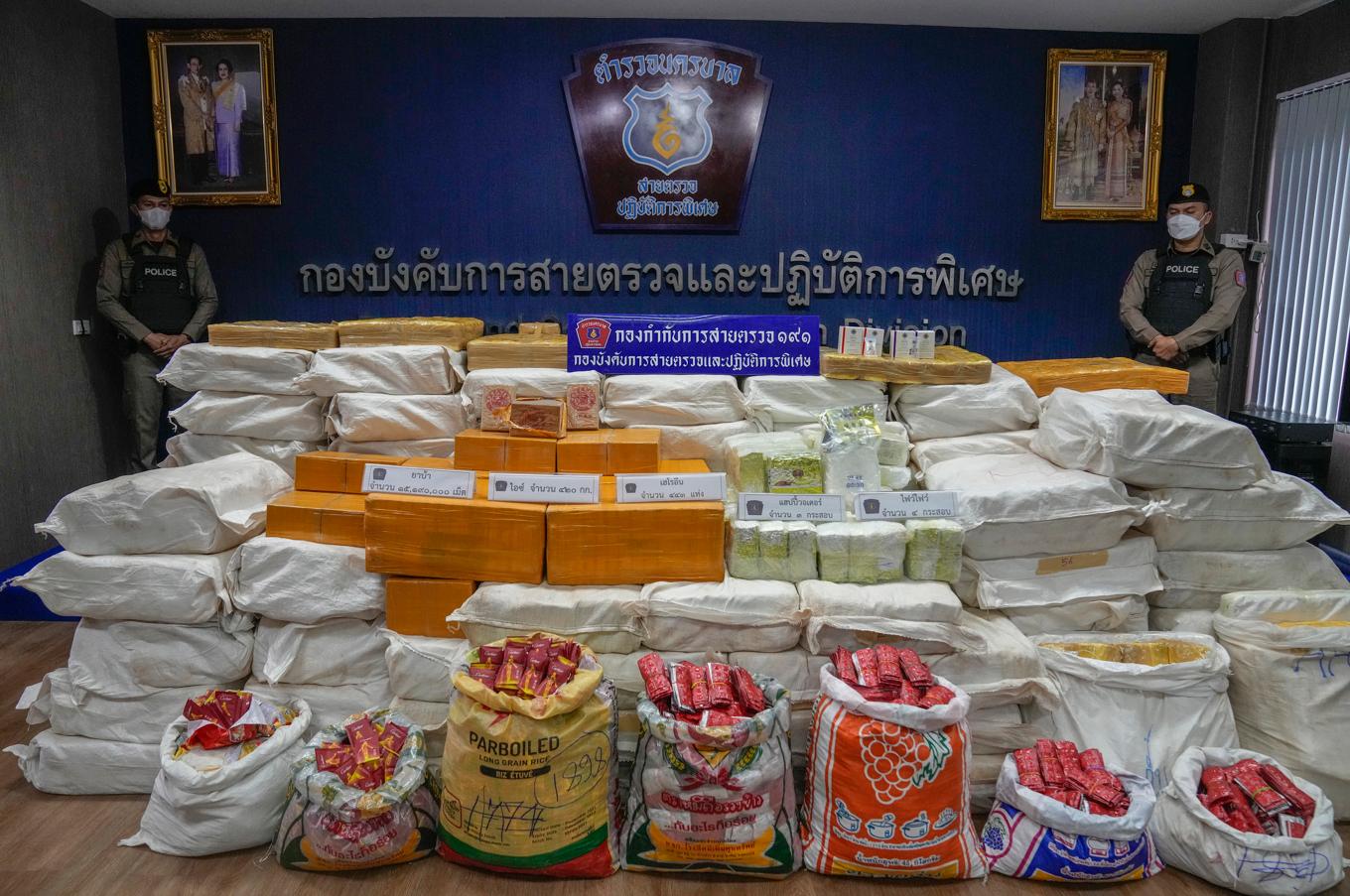 Ett tidigare beslag av metamfetamin och heroin i Bangkok i september 2023. Foto: Sakchai Lalit/AP/TT