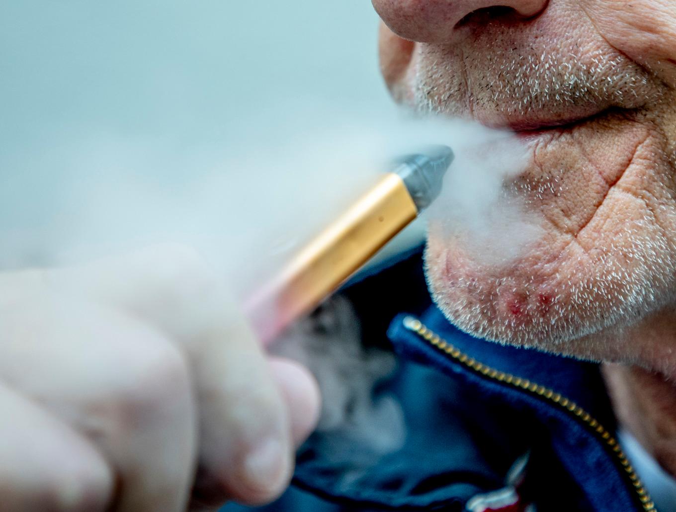 Det kan vara svårt att sluta med e-cigaretter för den som vill. Nu har forskare gått igenom metoder för att ta reda på vad som funkar bäst. Foto: Adam Ihse/TT