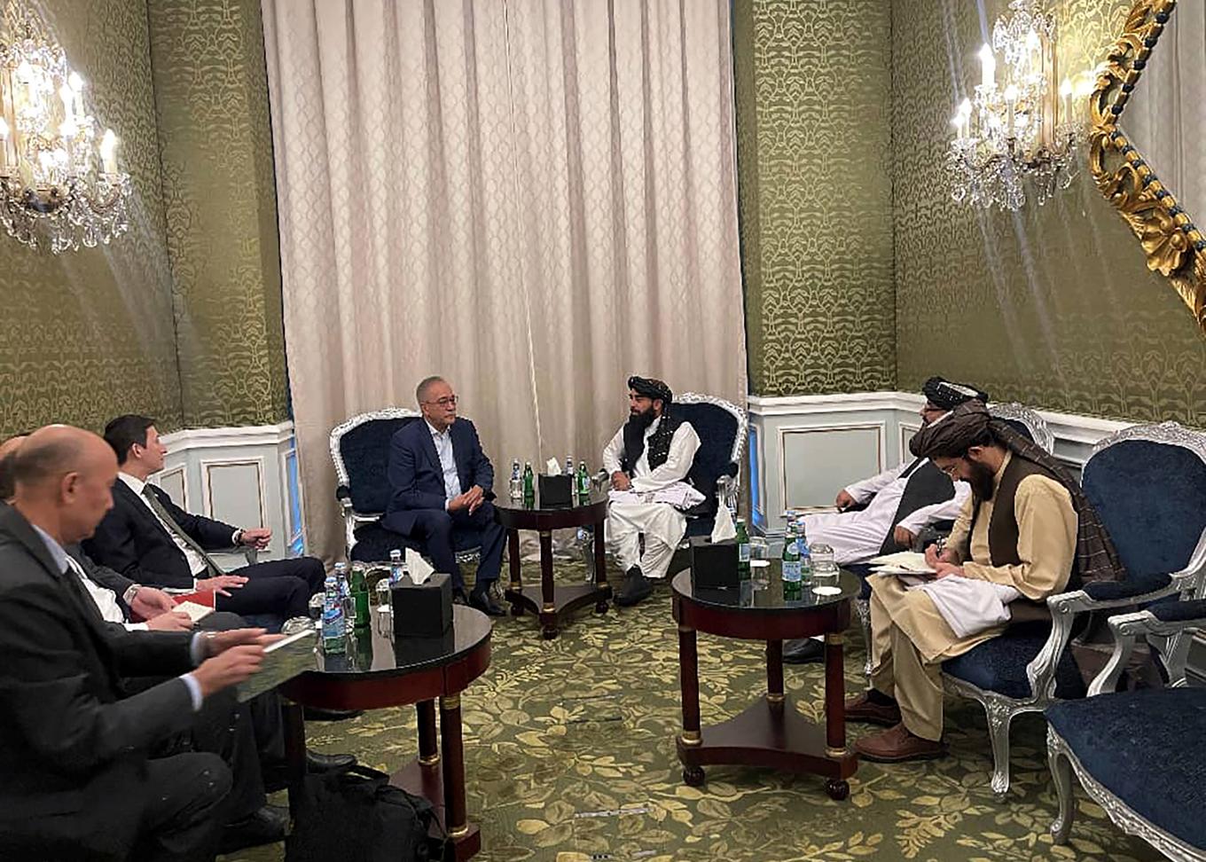 På en bild som tillhandahållits av talibanstyret i Afghanistan syns företrädare för talibanerna och representanter från Uzbekistan vid ett möte i fjol. Foto: Talibanernas mediekontor via AP/TT