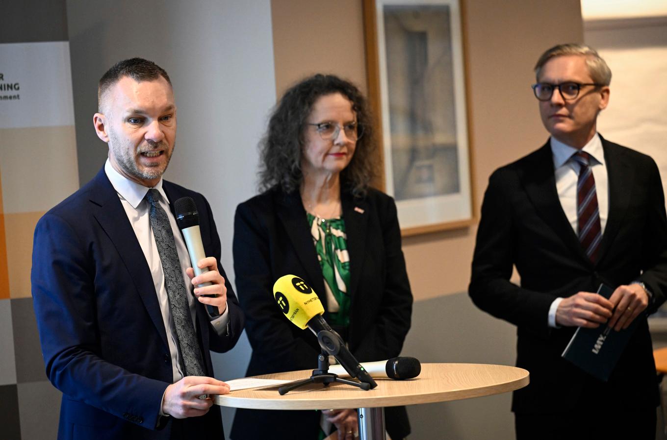 Civilminister Erik Slottner (KD), Diggs generaldirektör Anna Eriksson och IMY:s generaldirektör Eric Leijonram vid presentationen av de nya riktlinjerna. Foto: Pontus Lundahl/TT