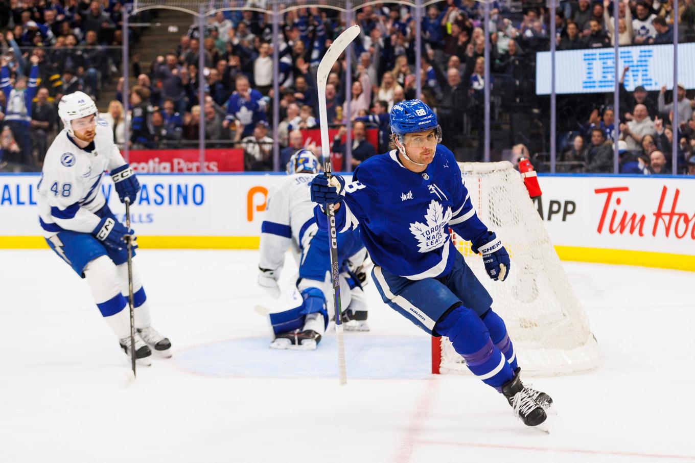 Torontos William Nylander, som nosar på 30 mål hittills snart under säsongen, firar sitt mål i vinsten mot Tampa Bay hemma. Foto: Cole Burston/Canadian Press via AP/TT