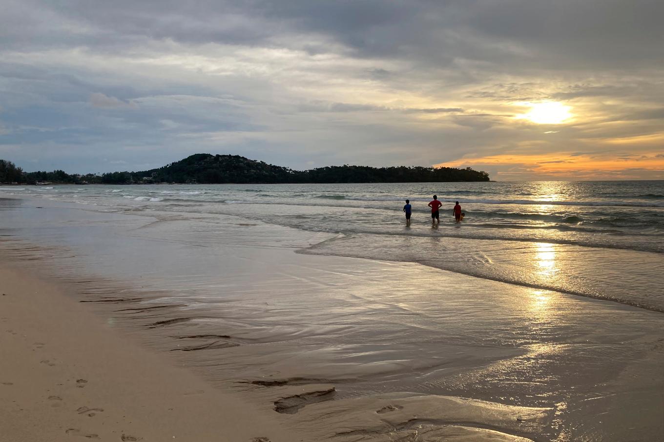 Turister på stranden Bang Tao på thailändska Phuket. Arkivbild från 2021. Foto: Patrick Quinn/AP/TT