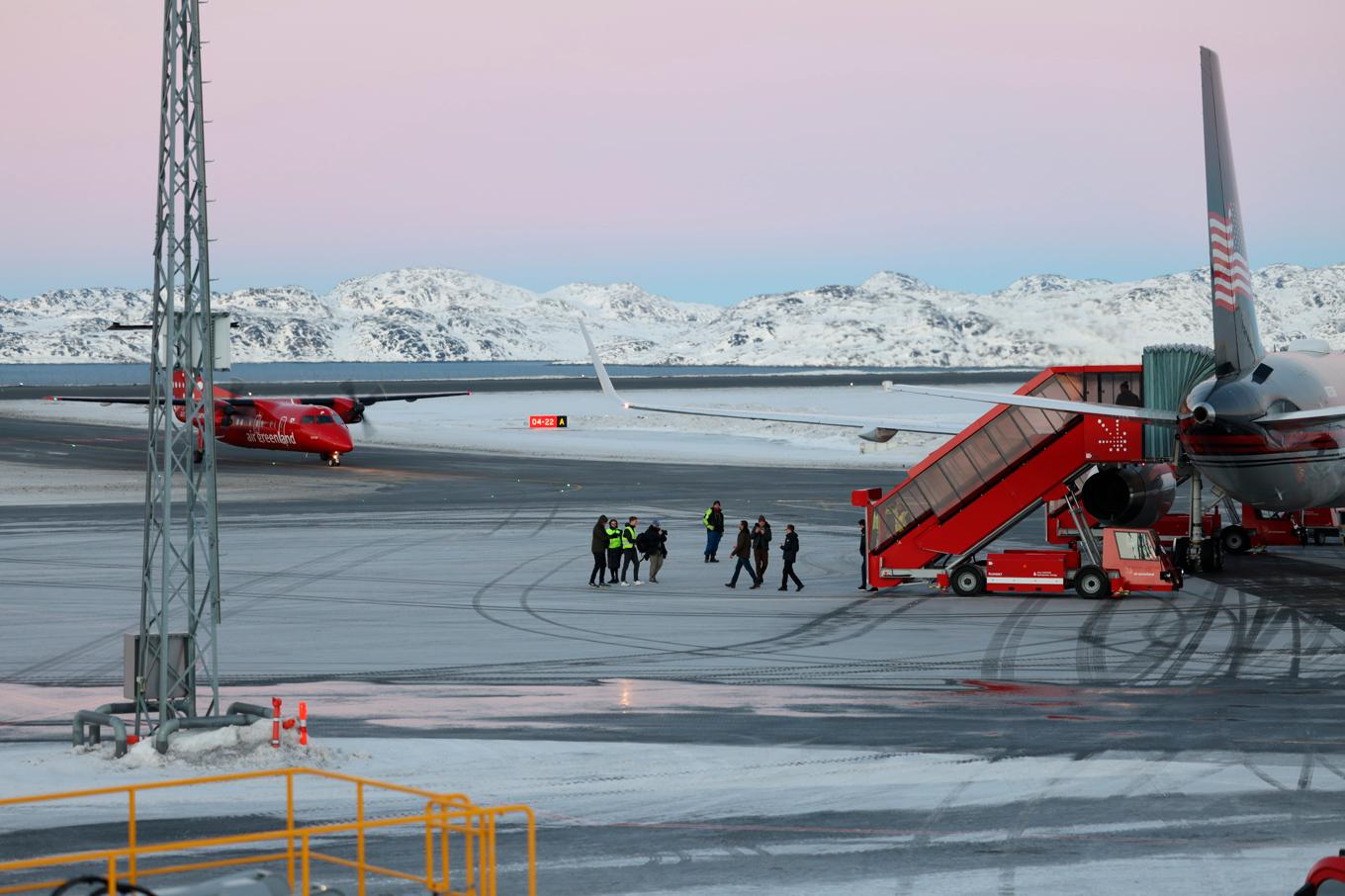 Bild från flygplatsen då Donalds Trumps son Donald Trump den yngre besökte Nuuk på Grönland den 7 januari. Foto: Emil Stach/Scanpix/TT