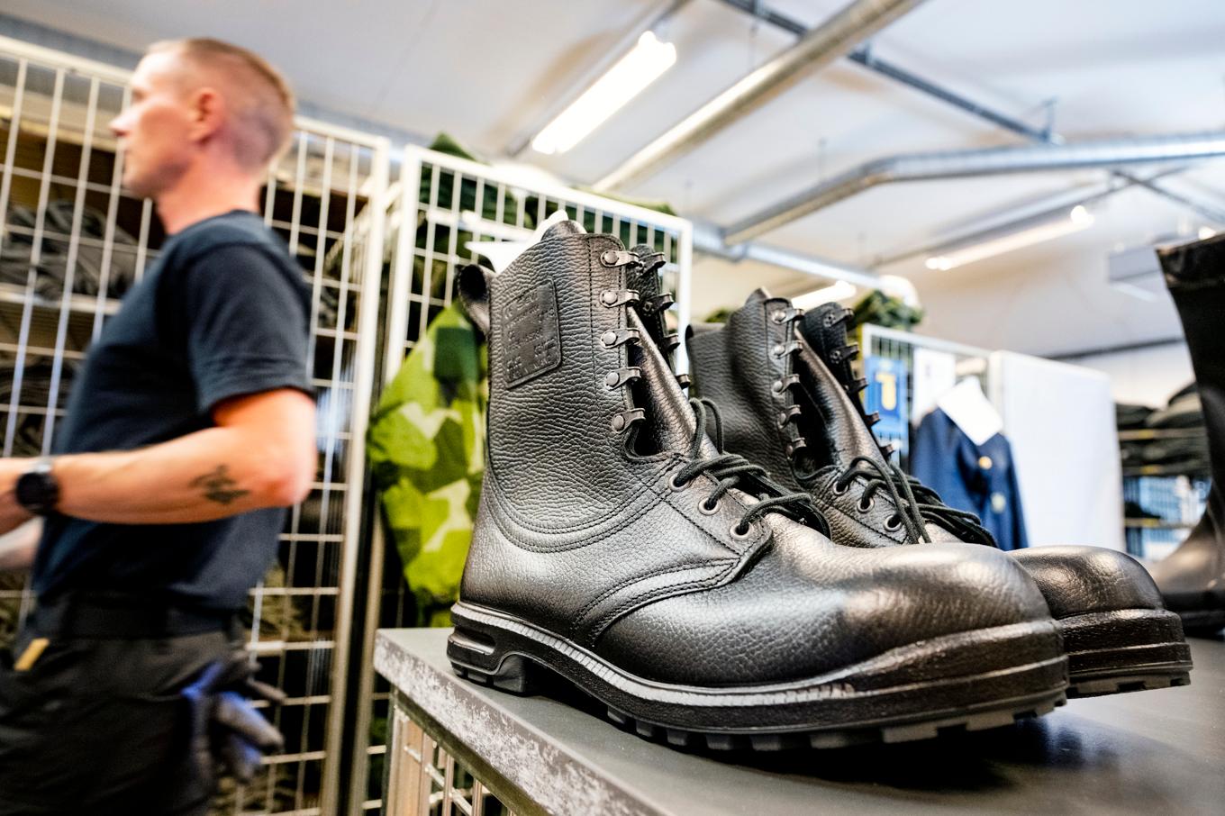 Det är brist på den ordinarie kängan M90. Modellen som skulle avhjälpa bristen ger de värnpliktiga fotsvamp och nageltrång. Arkivbild. Foto: Ulf Palm/TT