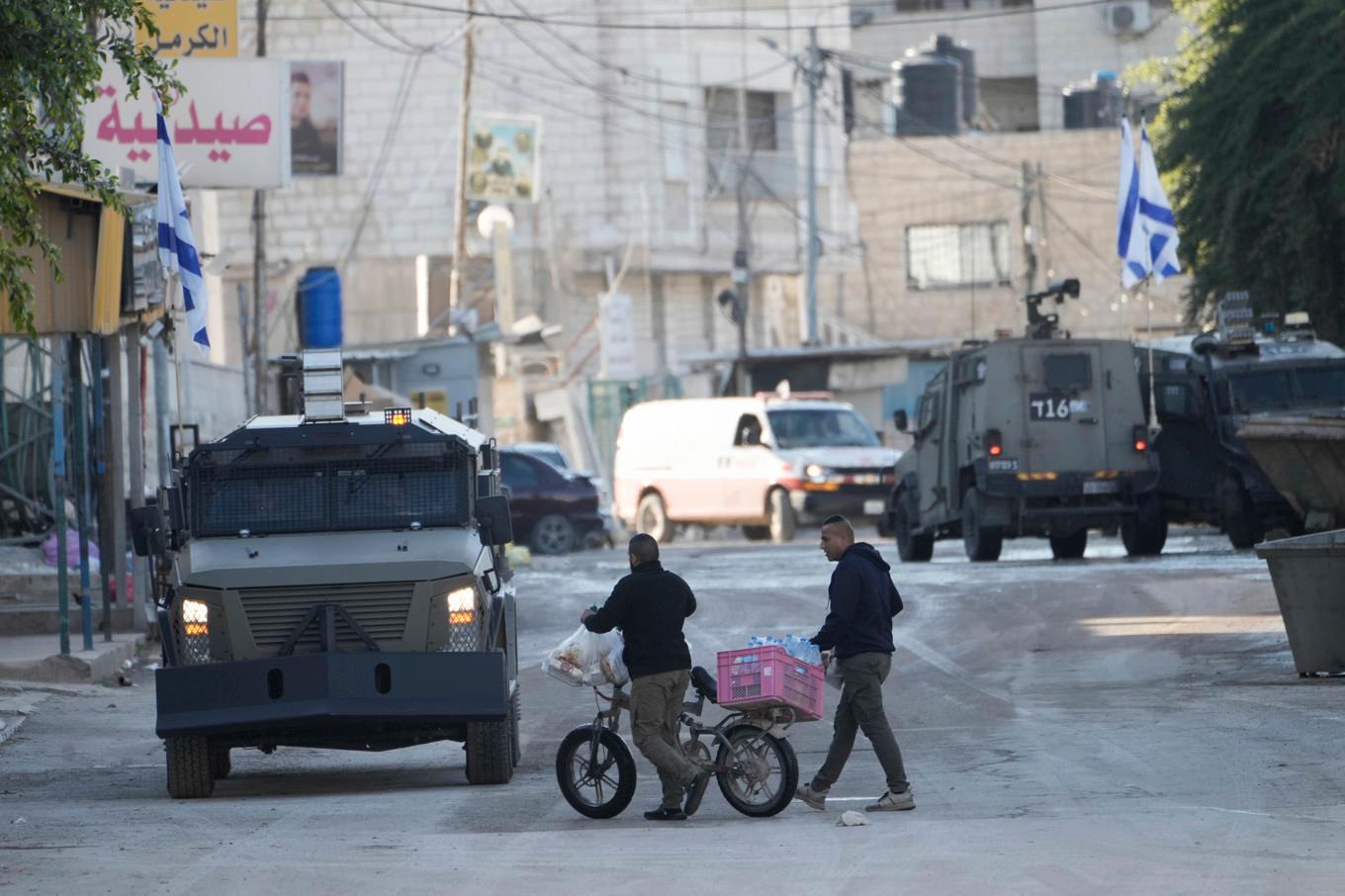 Israeliska militärfordon under räden i Jenin på tisdagen. Foto: Majdi Mohammed/AP/TT