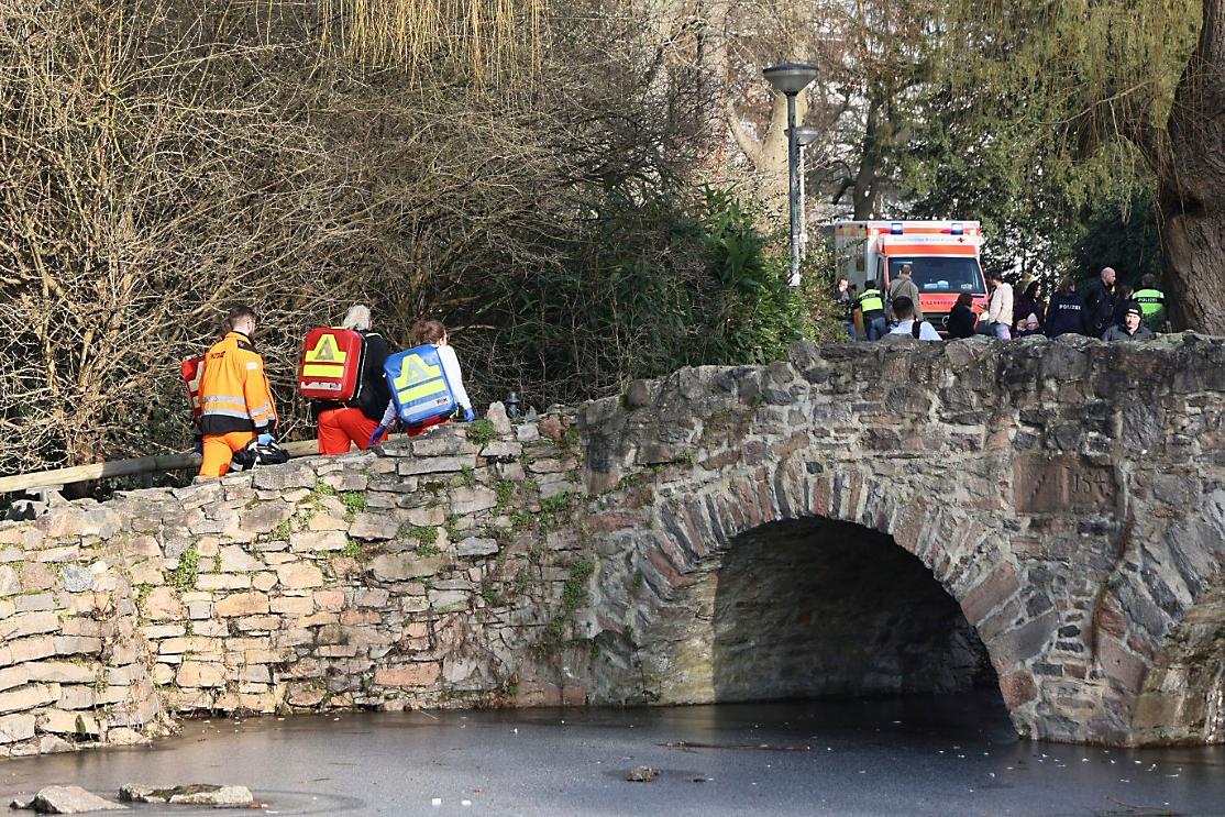 Räddningspersonal vid parken i tyska Aschaffenburg på onsdagen. Foto: Ralf Hettler/AP/TT