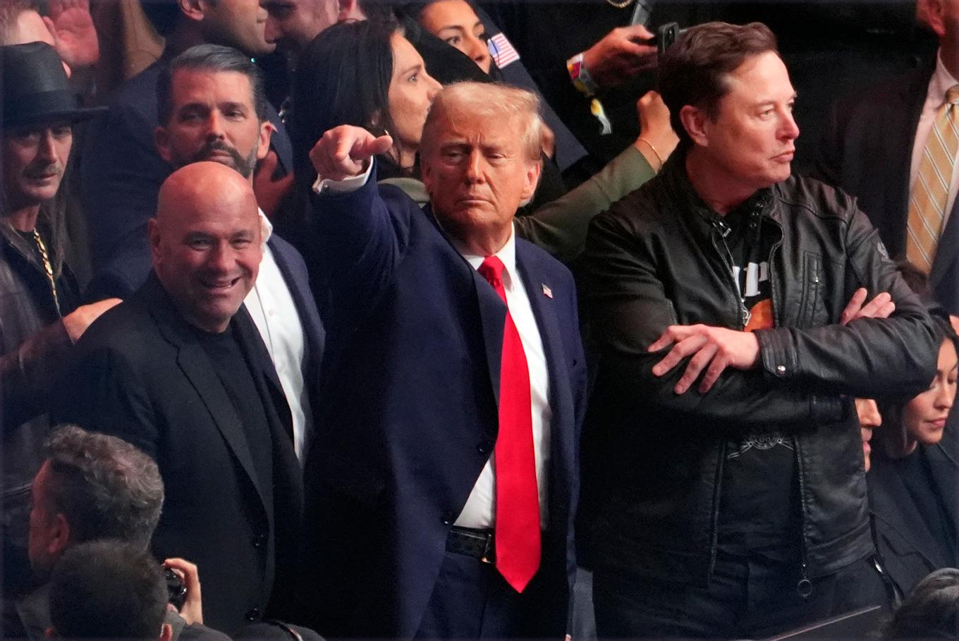 En ovanlig spricka syntes mellan USA:s president Donald Trump (mitten) och techmiljardären Elon Musk (till höger). Foto: Evan Vucci/AP/TT