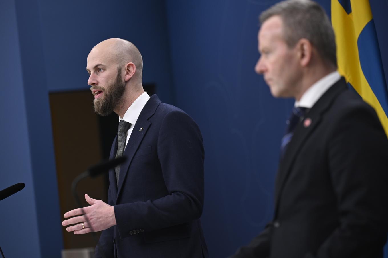 Ministern för civilt försvar Carl-Oskar Bohlin och Mikael Frisell, generaldirektör för MSB. Foto: Pontus Lundahl/TT