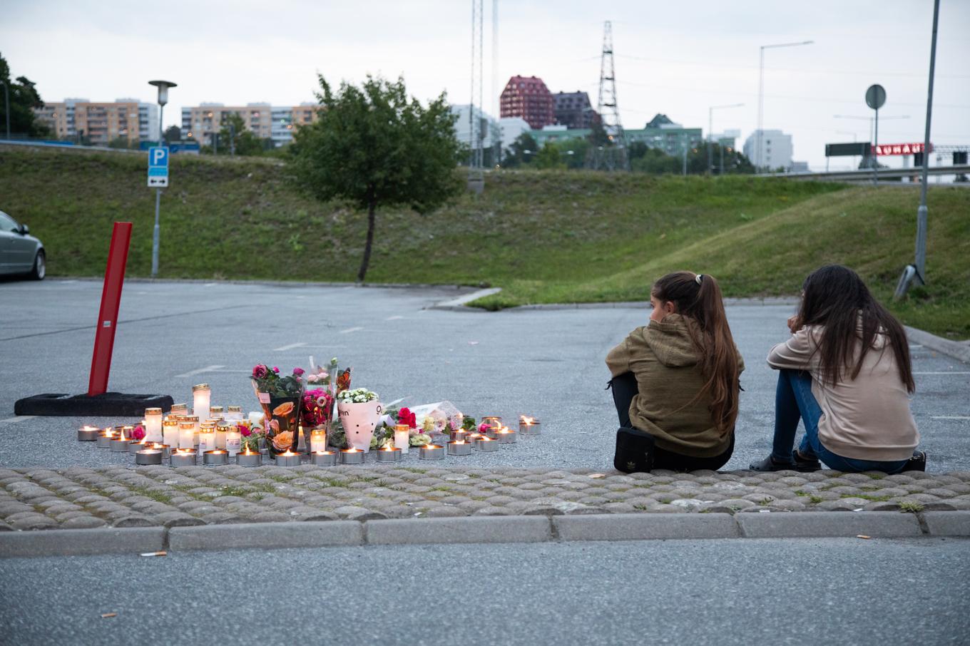 Blommor och ljus på platsen där tolvåriga Adriana sköts till döds i Norsborg den 2 augusti 2020. Arkivbild. Foto: Ali Lorestani/TT