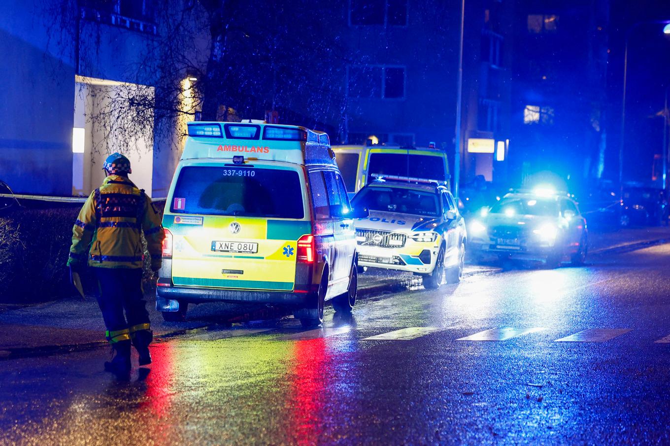 Minst en person har skadats i en explosion vid ett flerfamiljshus i Farsta i södra Stockholm på torsdagskvällen. Foto: Stefan Jerrevång/TT