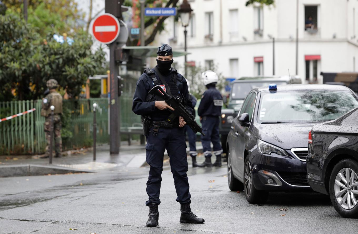 Polis utanför satirtidningen Charlie Hebdos före detta lokaler efter dådet i september 2020 som den nu 29-årige mannen döms för. Arkivbild. Foto: Lewis Joly/AP/TT