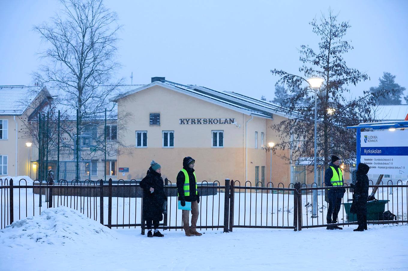 Säkerhetssamordnare fångar upp eventuella elever som missat stängningen utanför en av skolorna. Foto: Mickan Mörk/TT