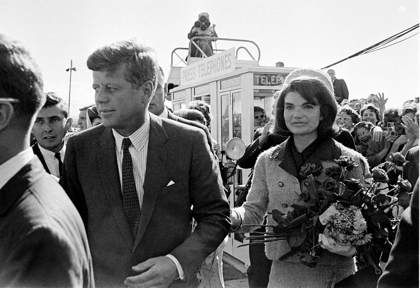 USA:s president John F Kennedy tillsammans med sin hustru Jackie Kennedy i Dallas den 22 oktober 1963, någon timme innan han mördades. Foto: AP/TT