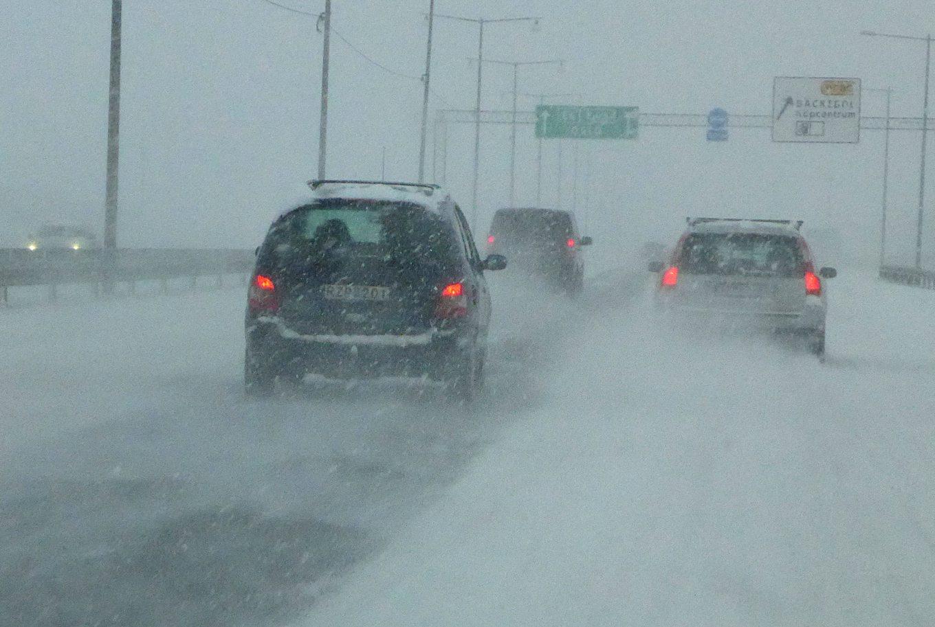 Det kan bli besvärligt på vägarna i mellersta och norra Götaland och västra Svealand på torsdagen när ett kraftigt lågtryck drar in från väster med regn och snö. Arkivbild. Foto: Adam Ihse/ TT