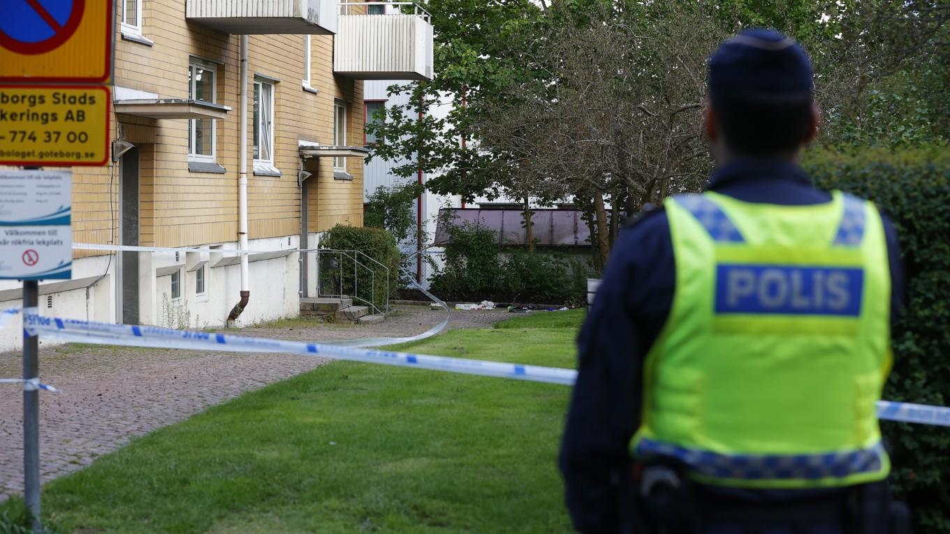 En polis på plats efter skottlossningen, i juli förra året. Arkivbild. Foto: Thomas Johansson/TT