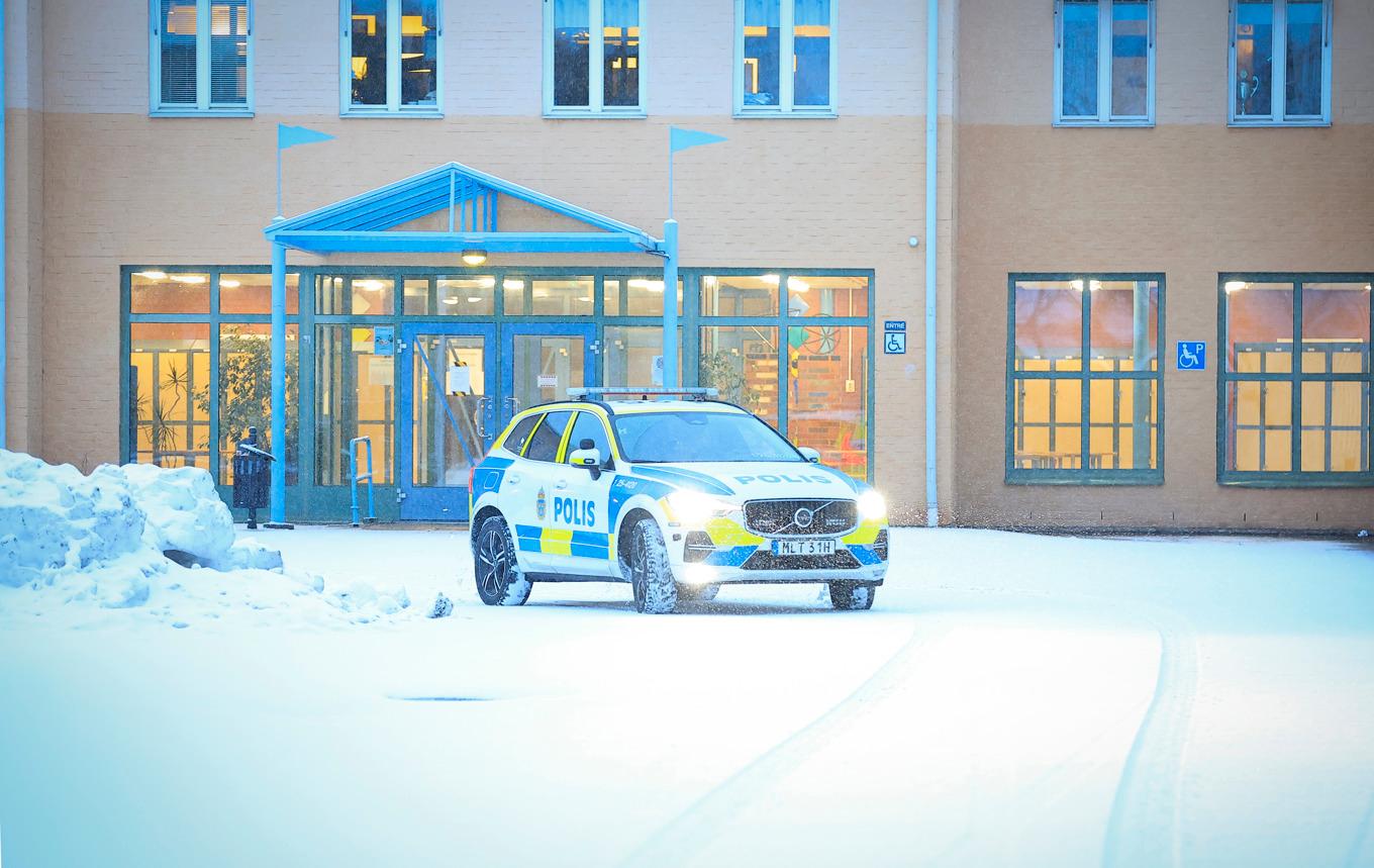 Polis vid Kyrkskolan i Ludvika, en av de skolor som hölls stängda efter hot om ett nära förestående våldsdåd. Foto: Mickan Mörk/TT