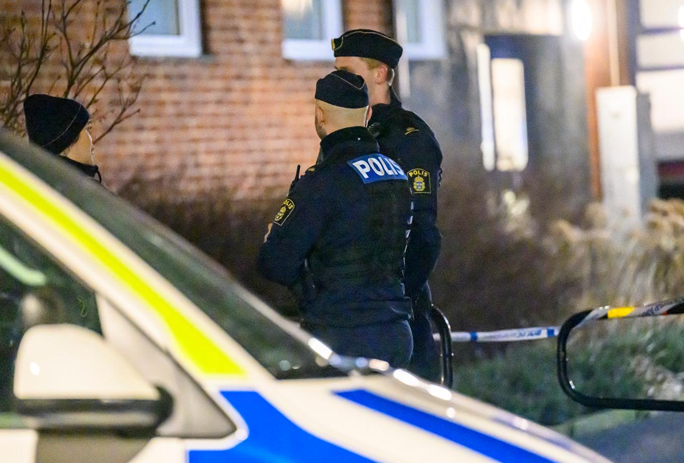 Polis och avspärrningar vid ett flerfamiljshus på Söderkulla i Malmö efter en detonation natten till fredagen. Foto: Johan Nilsson/TT