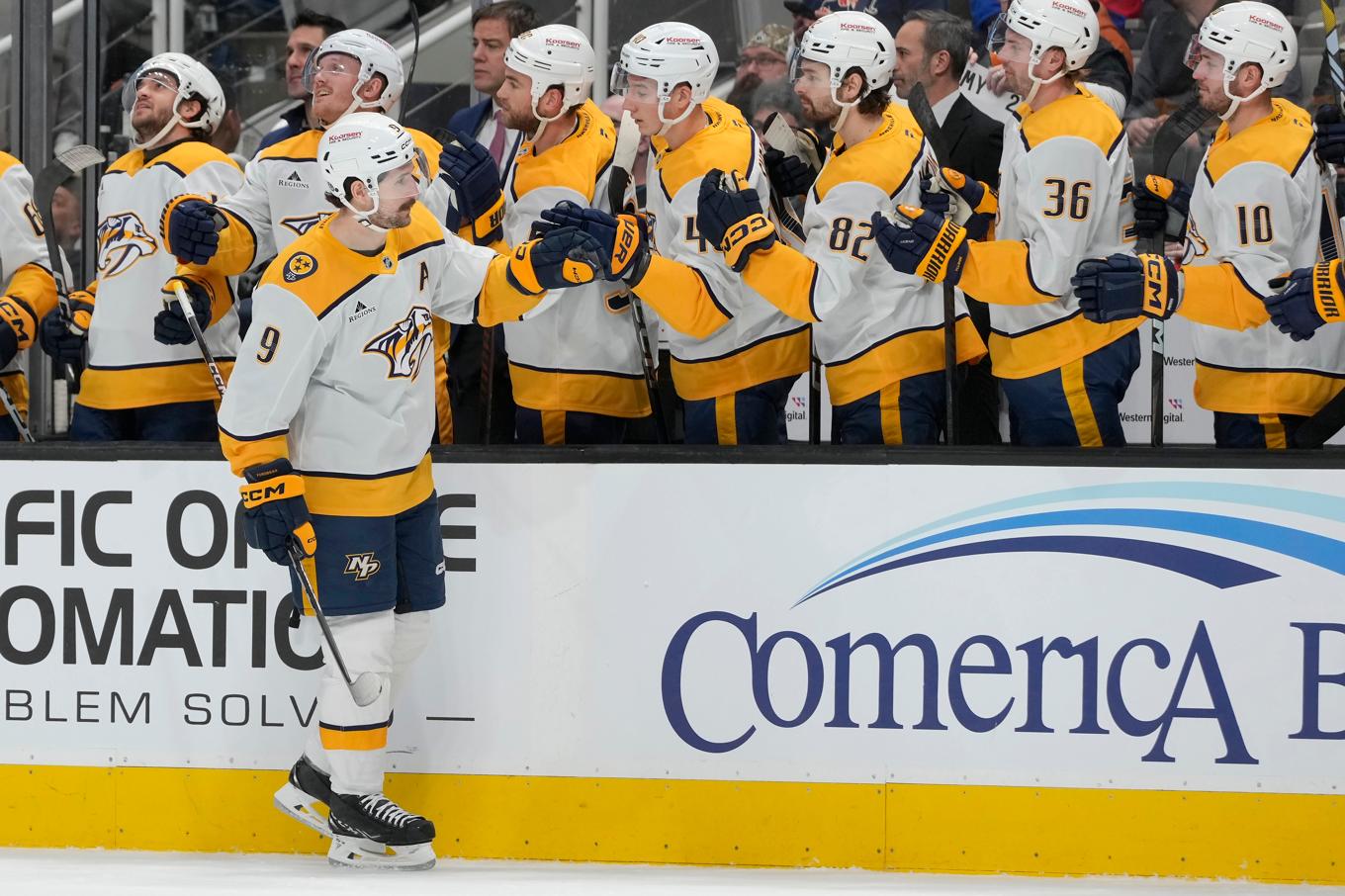 Filip Forsberg gratuleras efter ett av målen mot San Jose. Foto: Jeff Chiu/AP/TT