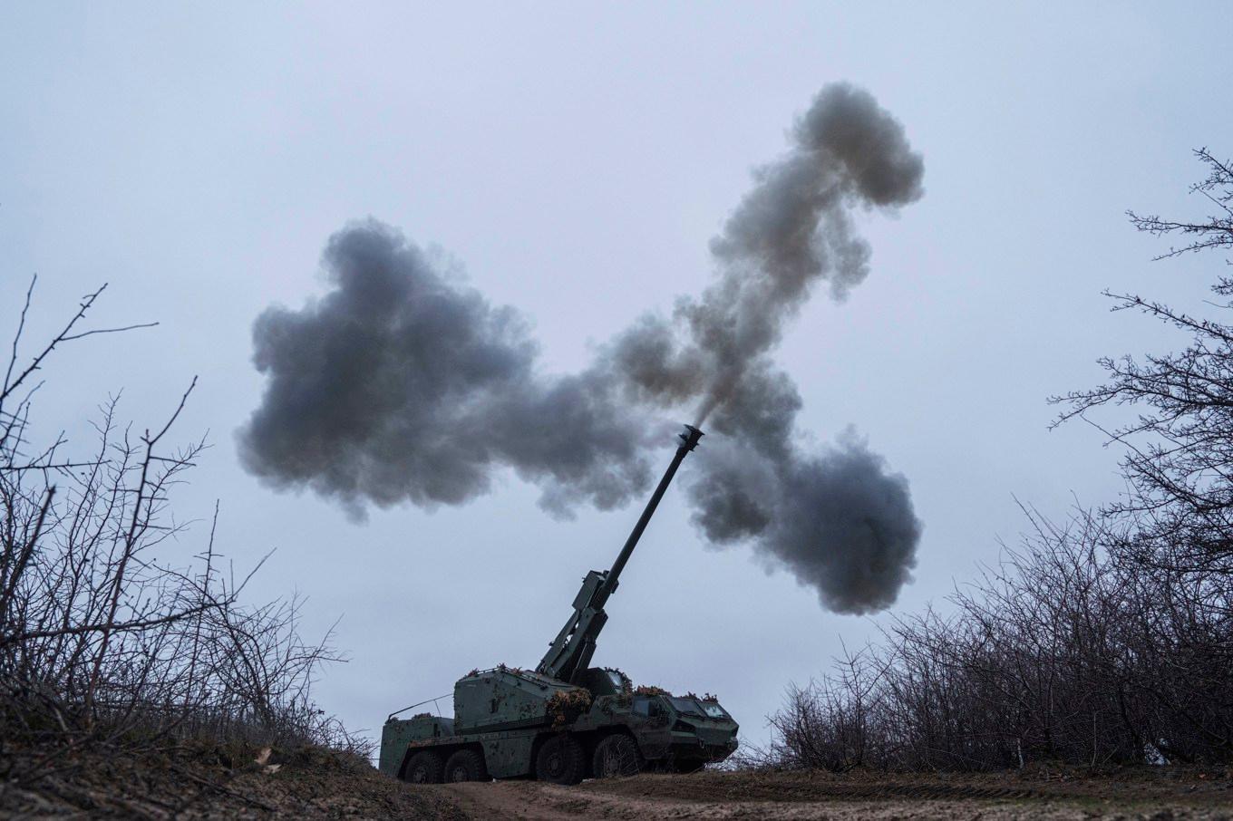 Ukrainsk militär som skjuter mot ryska positioner i länet Donetsk. Foto: Evgeniy Maloletka/AP/TT