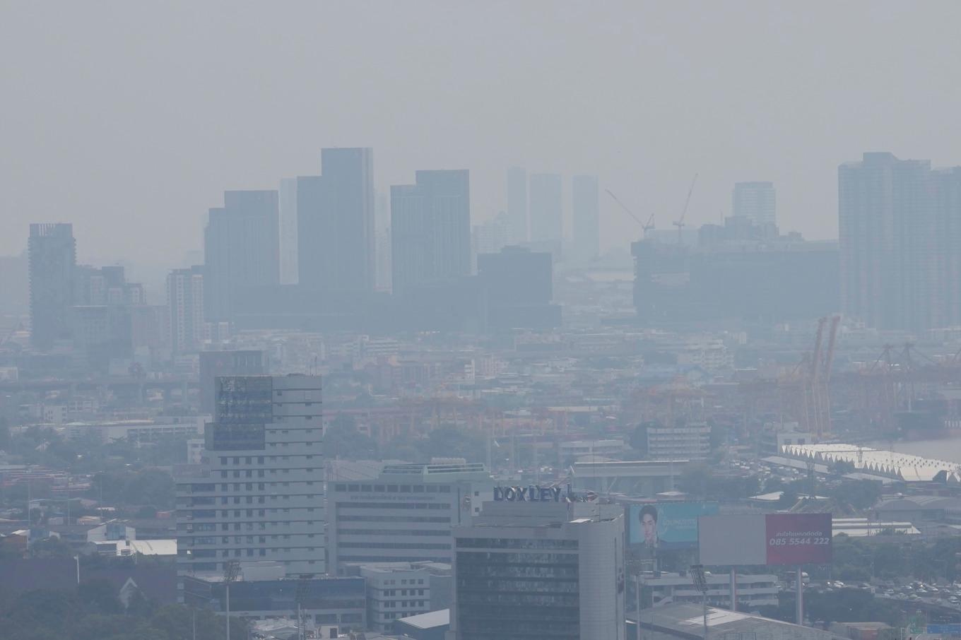 En tjockt lager smog täcker Bangkok. Bild tagen i februari 2024. Foto: Sakchai Lalit/AP/TT