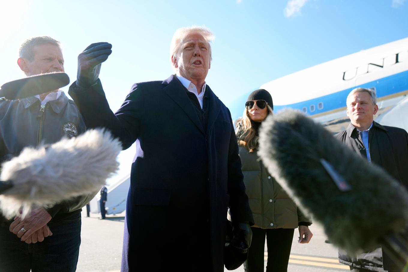 USA:s president Donald Trump inför resan till North Carolina. Foto: Mark Schiefelbein/AP/TT