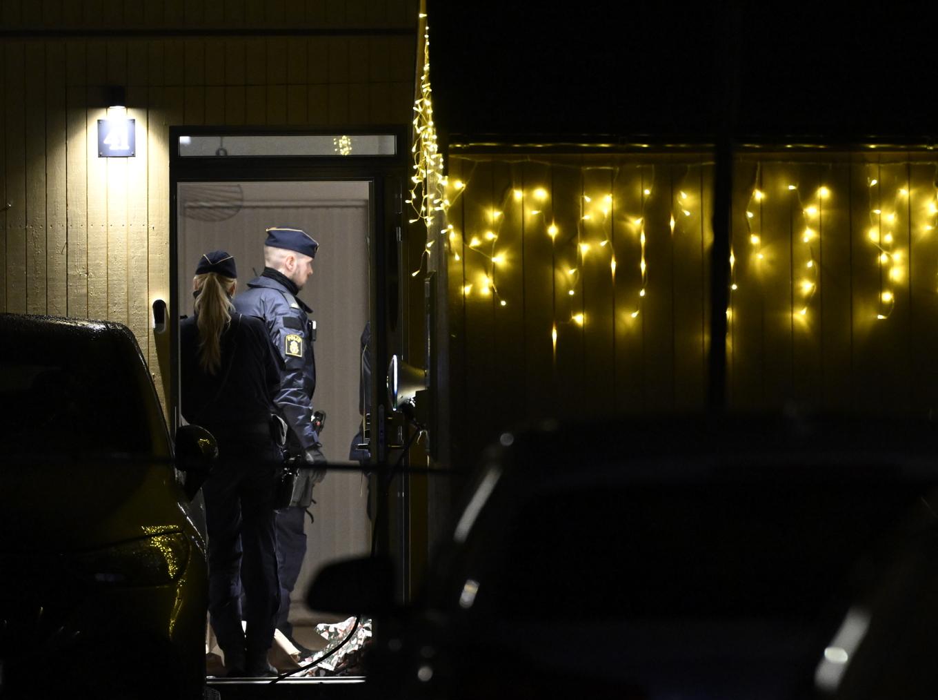 Polis och räddningstjänst på plats i Bollmora efter larm om en skjutning. Foto: Anders Wiklund/TT