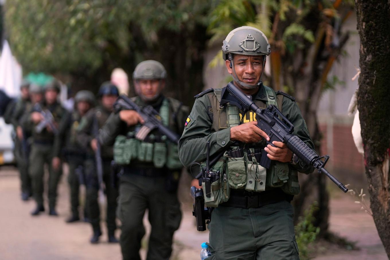 Polis patrullerar i Tibu i Colombia på tisdagen, efter de gerillaattacker som dödat minst 80 människor i regionen Catatumbo. Foto: Fernando Vergara/AP/TT