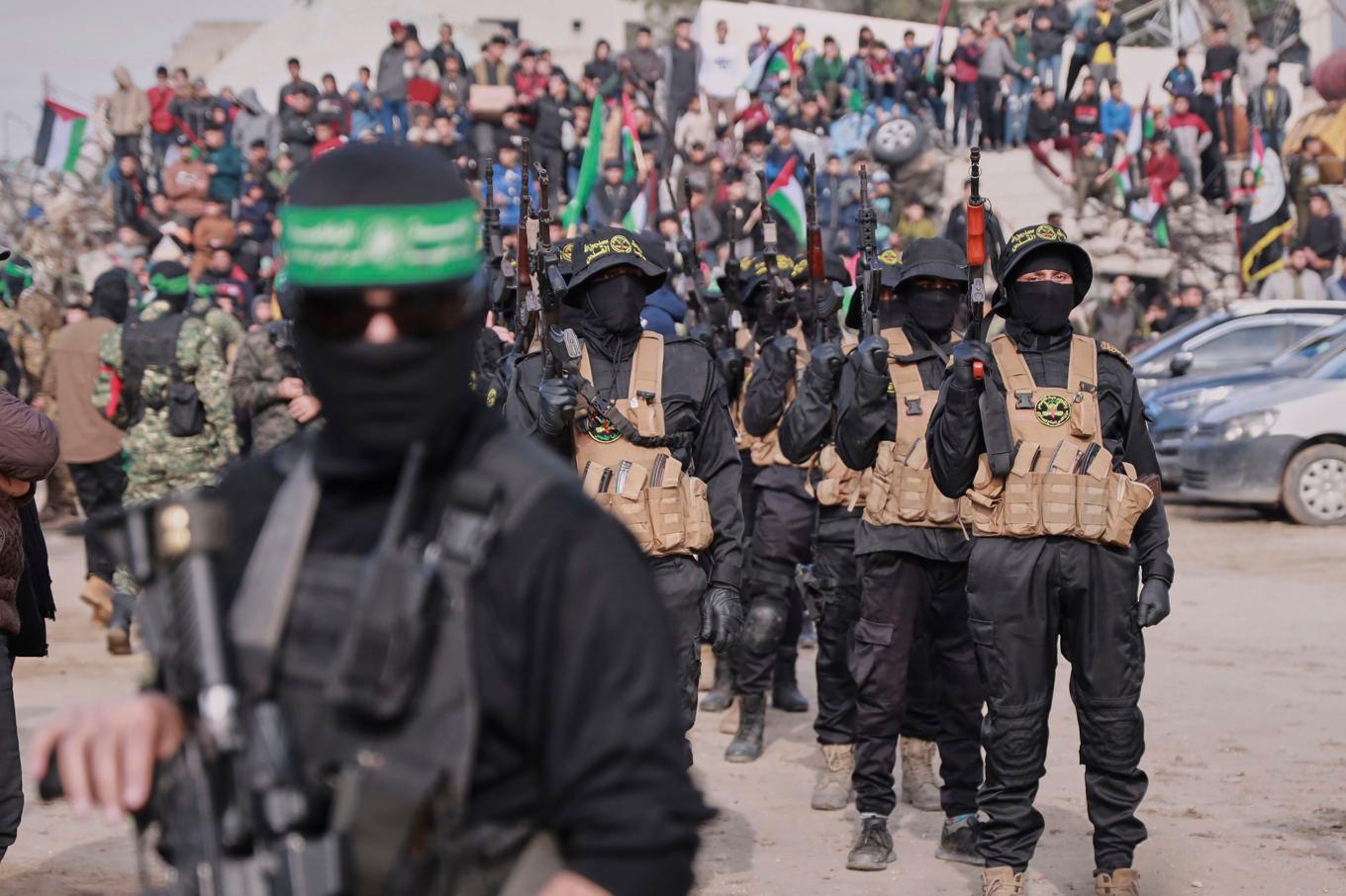 Flera olika stridande milisgrupper fanns på plats vid fångutväxlingen i Gaza stad. Foto: Abed Hajjar/AP/TT