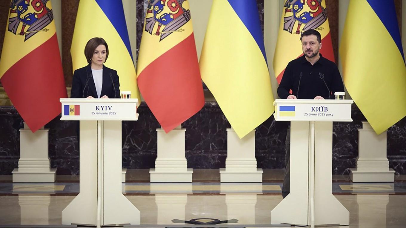 Moldaviens president Maia Sandu och Ukrainas president Volodymyr Zelenskyj på presskonferens i Kiev (till höger). Foto: Ukrainas presidentkansli via AP/TT