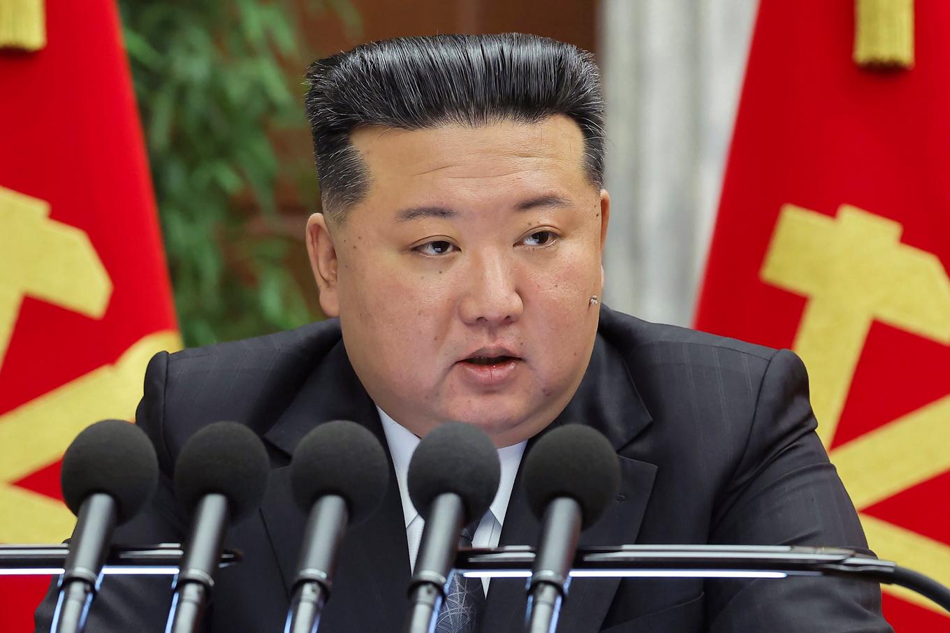 Nordkoreas diktator Kim Jong-Un övervakade provskjutningen av en kryssningsrobot under lördagen. Arkivbild. Foto: Korea News Service via AP/TT