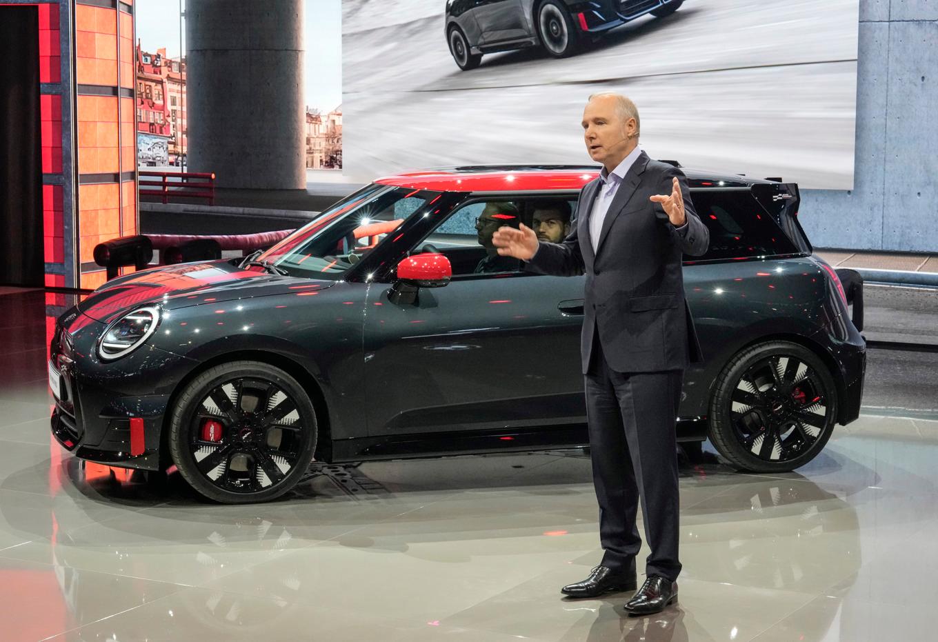 BMW-direktören Jochen Goller visar upp elbilsmodellen Mini Cooper. Arkivbild. Foto: Michel Euler/AP/TT