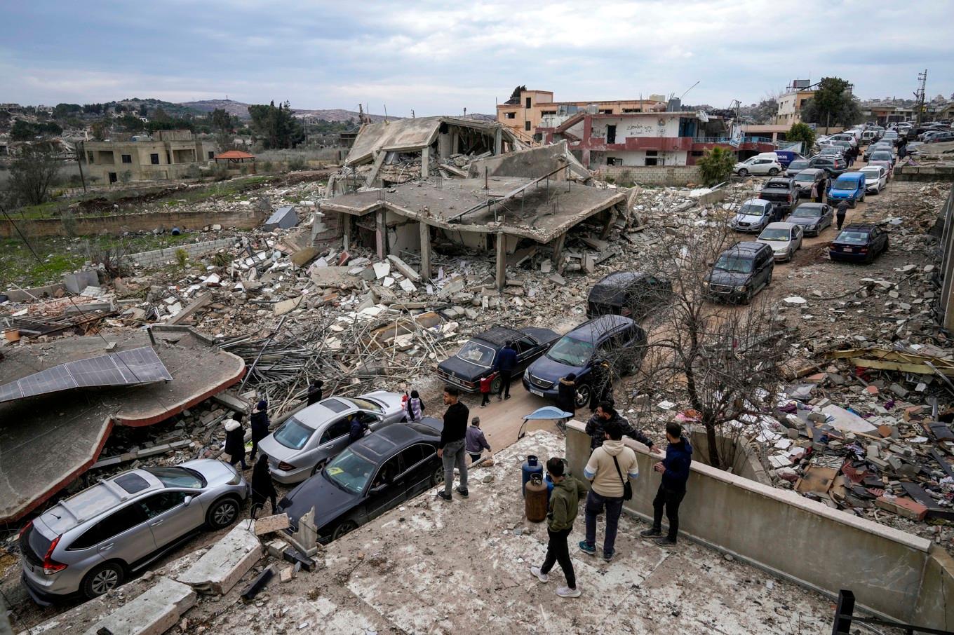 Libanesiska bybor undersöker vad som återstår av sin by efter ett israeliskt anfall i södra Libanon. Bilden är tagen 26 januari. Foto: Bilal Hussein/AP/TT