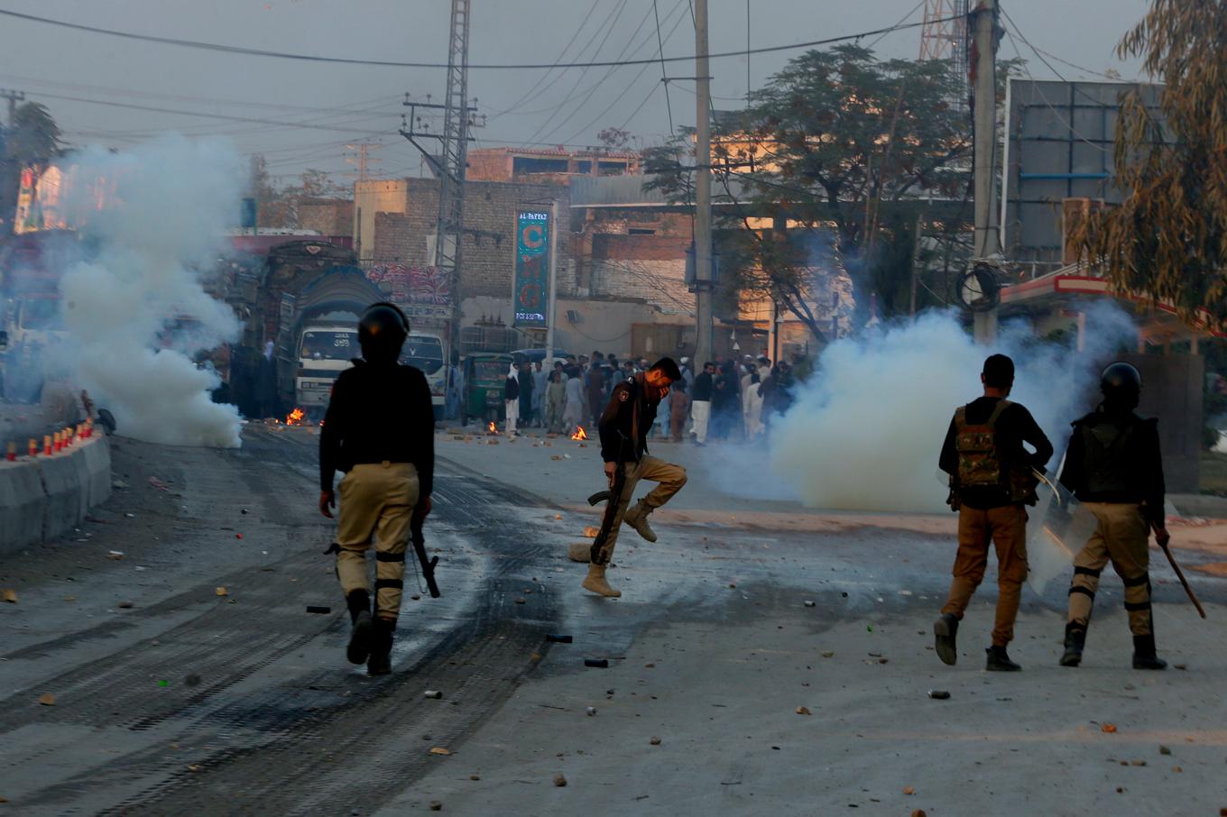 Tårgas i samband med att demonstranter i Peshawar i november 2024 krävde att en man anklagad för blasfemi lämnades över till folket. Foto: Muhammad Sajjad/AP/TT