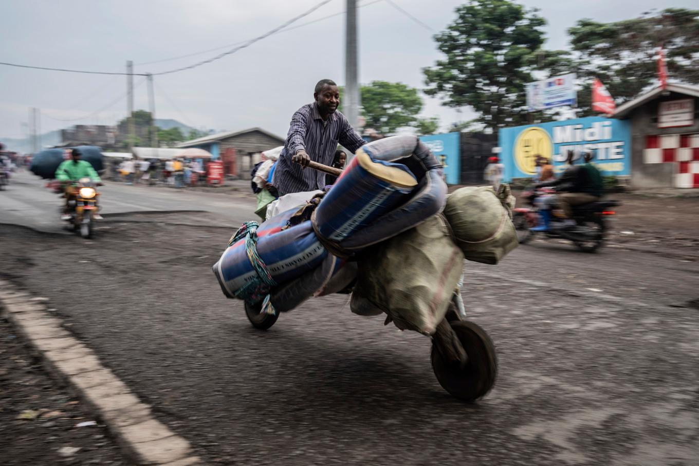 Goma-bor har samlat ihop sina ägodelar och flyr mot stadens centrum. Bild från i söndags. Foto: Moses Sawasawa/AP/TT