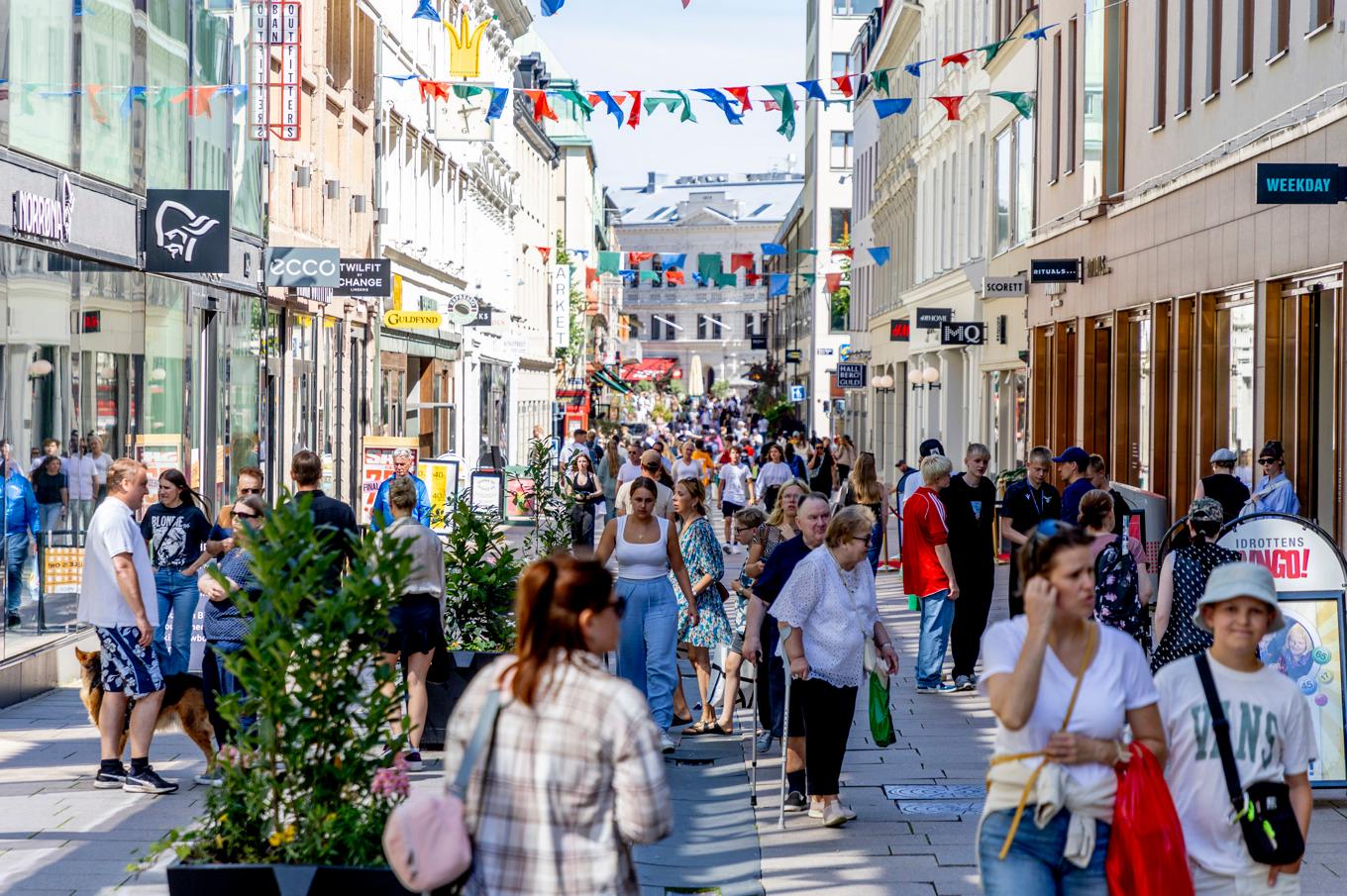 Swedbank räknar med att svensk ekonomi börjar återhämta sig i sommar, och att hushållens konsumtion driver utvecklingen. Arkivbild. Foto: Adam Ihse/TT