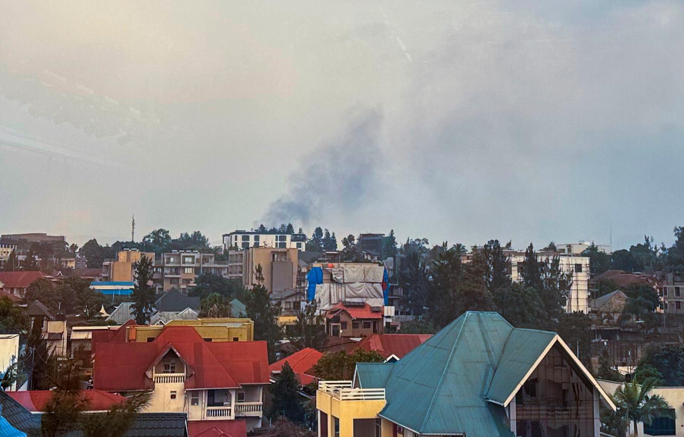 Rök stiger över miljonstaden Goma i Kongo, som ligger på gränsen mot Rwanda och är sammanvuxen med den rwandiska staden Gisenyi. Bild från den 27 januari. Foto: Moses Sawasawa/AP/TT