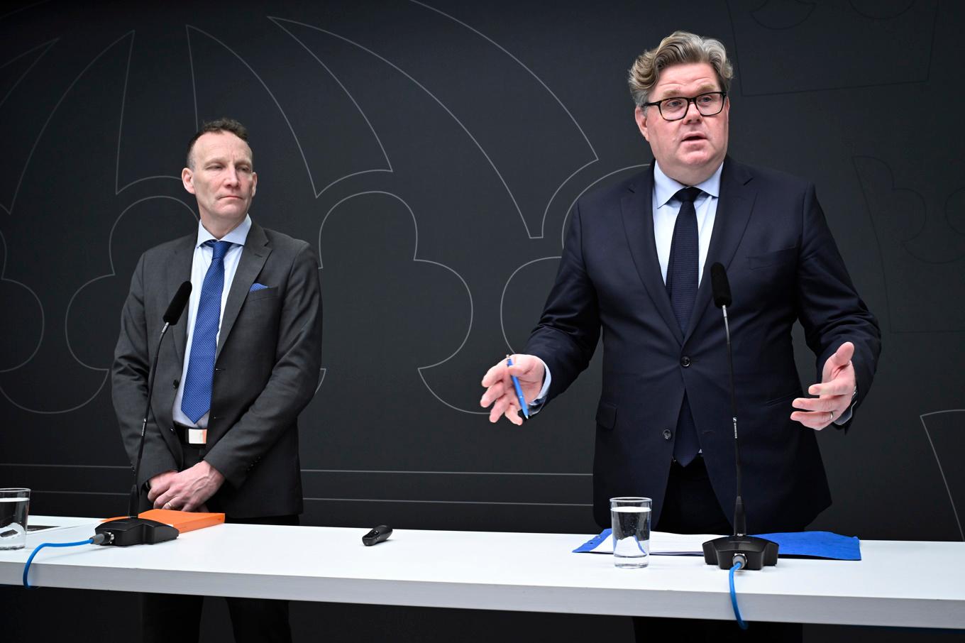 Justitieminister Gunnar Strömmer (M) tar emot en utredning av den särskilda utredaren Mattias Wahlstedt som har haft i uppdrag att se över möjligheterna för Sverige att hyra fängelseplatser utomlands. Foto: Christine Olsson/TT