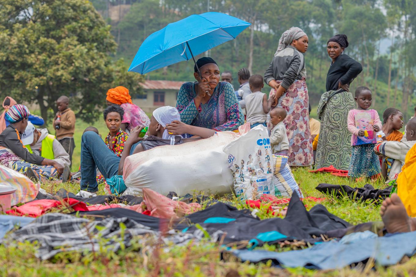 Kongoleser som korsat gränsen till Rwanda undan striderna i Goma på tisdagen. Foto: Yuhi Irakiza/AP/TT