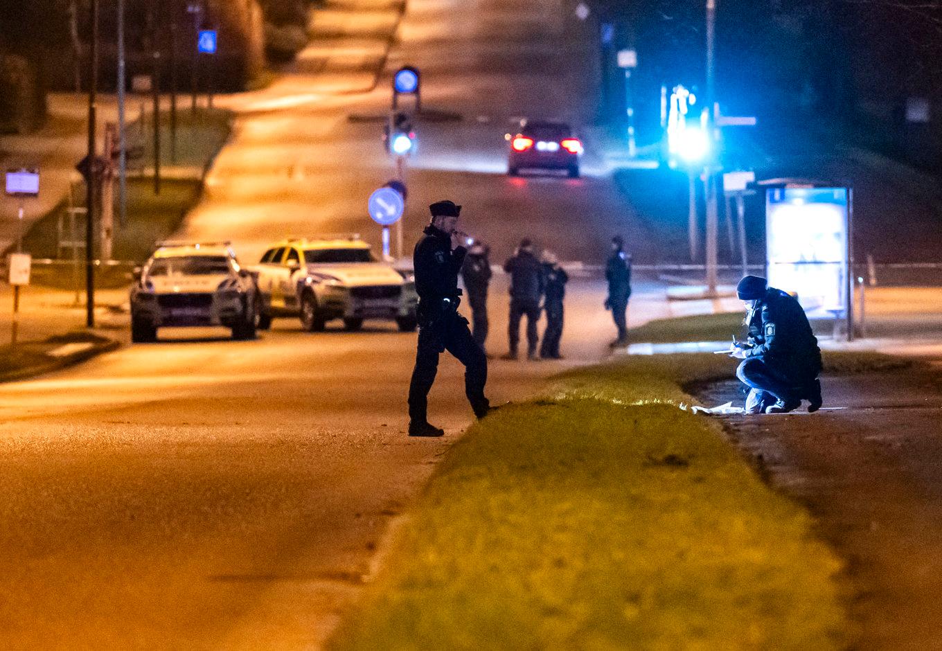 Vägen spärrades av medan polisen sökte med hund och säkrade bevis i Lund natten till onsdagen, på platsen för en knivskärning där en man i 20-årsåldern fick allvarliga skador. Foto: Johan Nilsson/TT